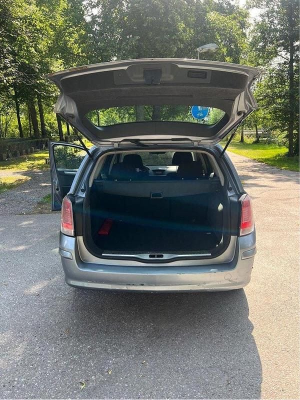 Grå Begagnad 2006 Opel Astra Kombi | 17 000 kr (Marknadspris) - Bild 1/4