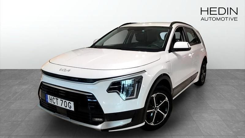 Vit (white) Begagnad 2023 Kia Niro SUV | 304 900 kr (Marknadspris) - Bild 1/4