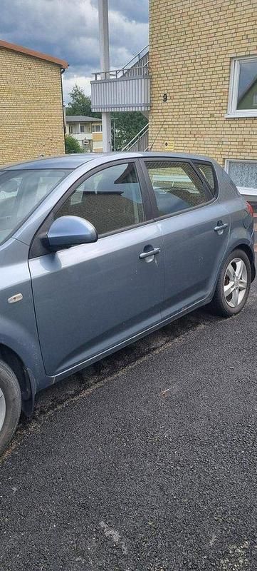 Blå Begagnad 2009 Kia Ceed 4 Halvkombi | 42 000 kr (Lite dyr) - Bild 1/4