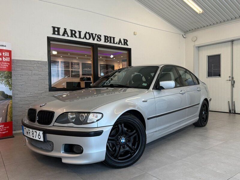 Ljusgrå (grå) Begagnad 2003 BMW 320 M Sport Sedan | 49 900 kr (Lite dyr) - Bild 1/4