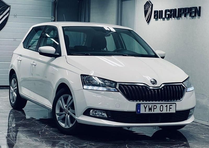 Vit Begagnad 2021 Skoda Fabia Halvkombi | 149 000 kr (Marknadspris) - Bild 1/4