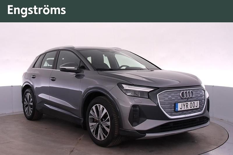 Grå Begagnad 2023 Audi Q4 e-tron Advanced SUV | 339 000 kr (Marknadspris) - Bild 1/4