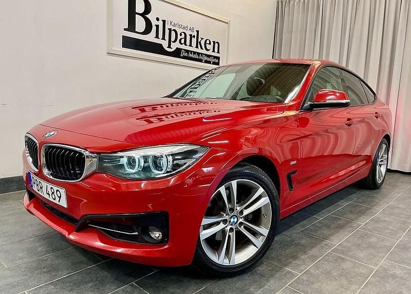 Röd Begagnad 2016 BMW 320 Gran Turismo Sport Line Halvkombi | 169 900 kr (Marknadspris) - Bild 1/3