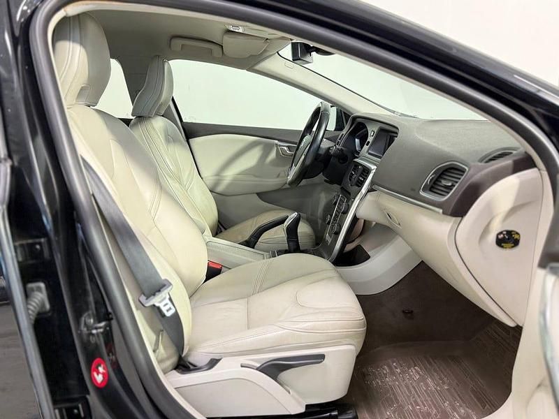 Begagnad Volvo V40 Summum 180 HK (132 kW) 2014 Svart