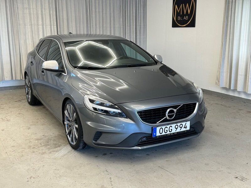 Grå Begagnad 2017 Volvo V40 R-Design Kombi | 209 900 kr (Marknadspris) - Bild 1/4
