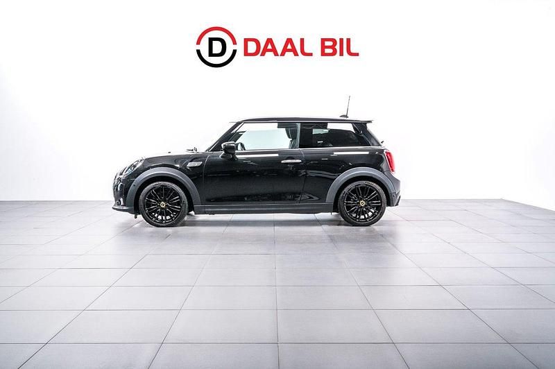 Svart Begagnad 2021 Mini Cooper SE Halvkombi | 209 700 kr (Marknadspris) - Bild 1/4