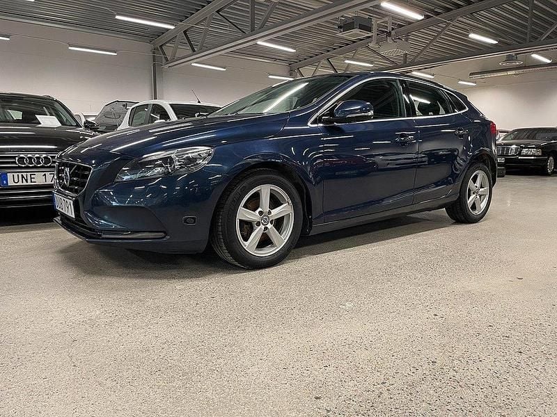 Blå Begagnad 2014 Volvo V40 Kombi | 145 000 kr (Marknadspris) - Bild 1/4