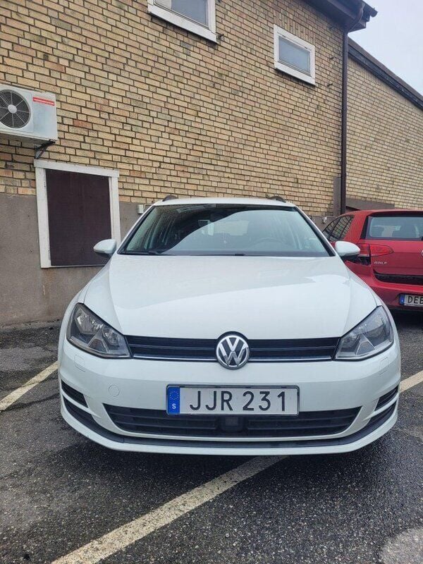 Vit Begagnad 2017 VW Golf VII Kombi | 140 900 kr (Marknadspris) - Bild 1/4