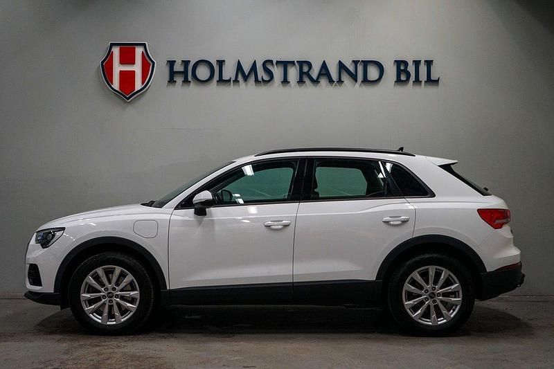 Vit Begagnad 2023 Audi Q3 Proline SUV | 324 900 kr (Marknadspris) - Bild 1/4