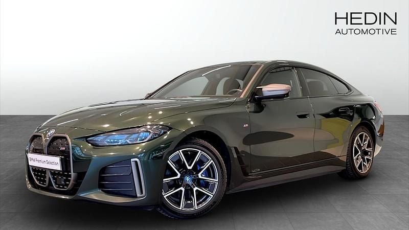 Grön (green) Begagnad 2022 BMW i4 Sedan | 459 700 kr (Superpris) - Bild 1/4