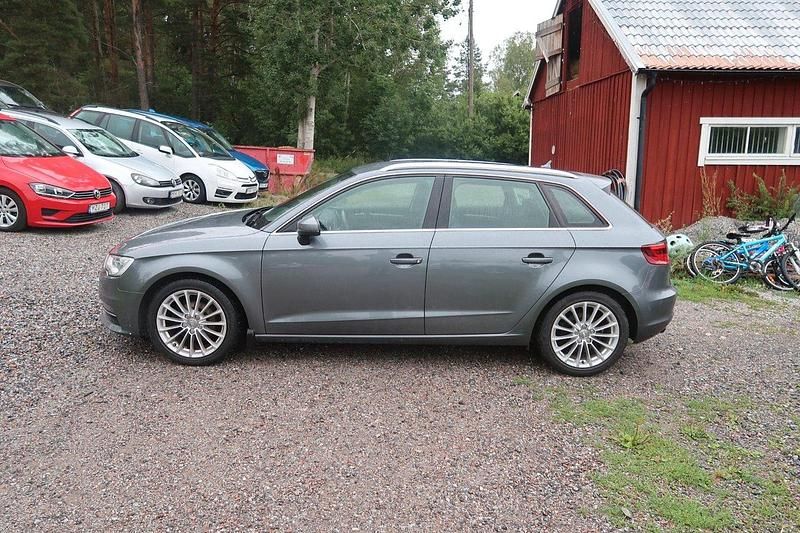 Grå Begagnad 2014 Audi A3 Sportback Ambition Halvkombi | 135 500 kr (Marknadspris) - Bild 1/4