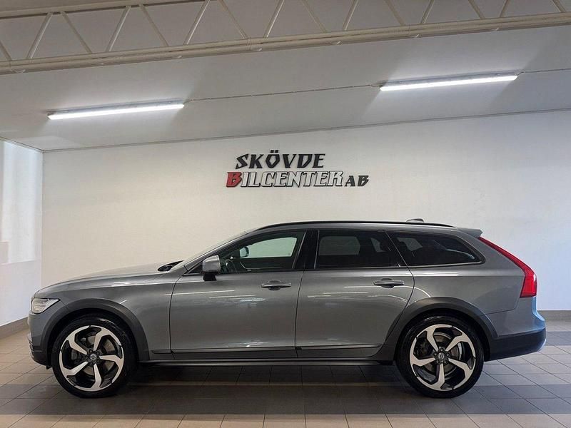 Grå Begagnad 2017 Volvo V90 CC Kombi | 309 500 kr (Marknadspris) - Bild 1/4