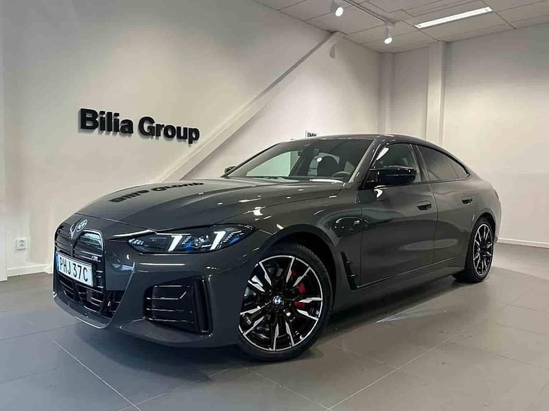 Grå Begagnad 2026 BMW i4 Sedan | 729 900 kr (Dyr) - Bild 1/1