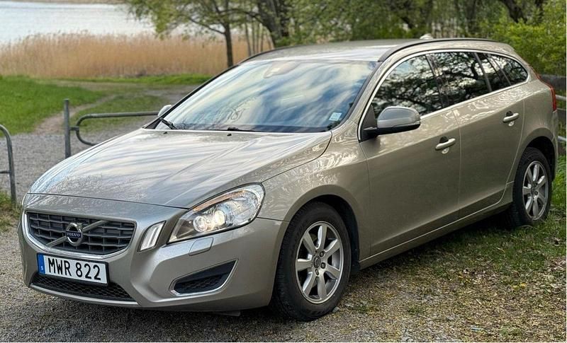 Brun Begagnad 2013 Volvo V60 Momentum Kombi | 110 000 kr (Marknadspris) - Bild 1/4