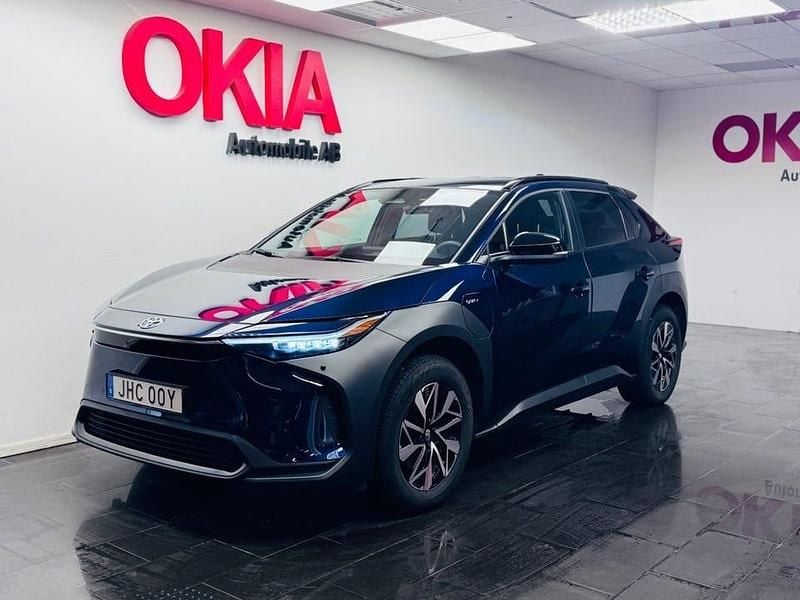 Blå Begagnad 2025 Toyota bZ4X Edition SUV | 424 875 kr (Marknadspris) - Bild 1/4