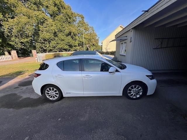 Vit Begagnad 2011 Lexus CT200h Executive Line Halvkombi | 120 000 kr (Marknadspris) - Bild 1/4