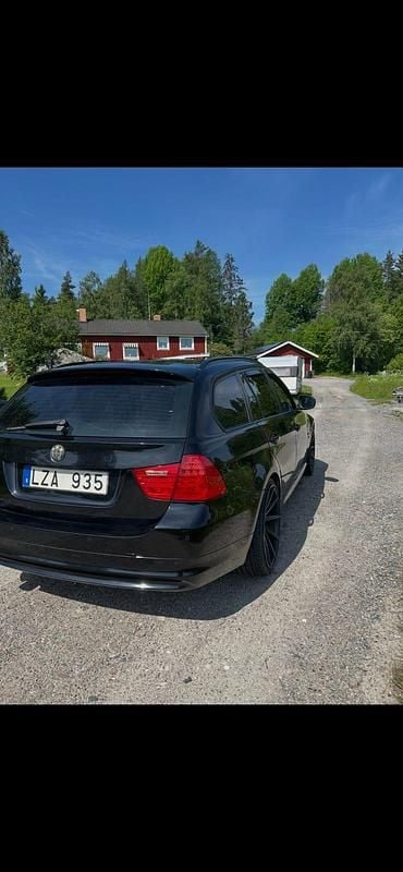 Begagnad BMW 320 184 HK (135 kW) 2012 Svart Kombi