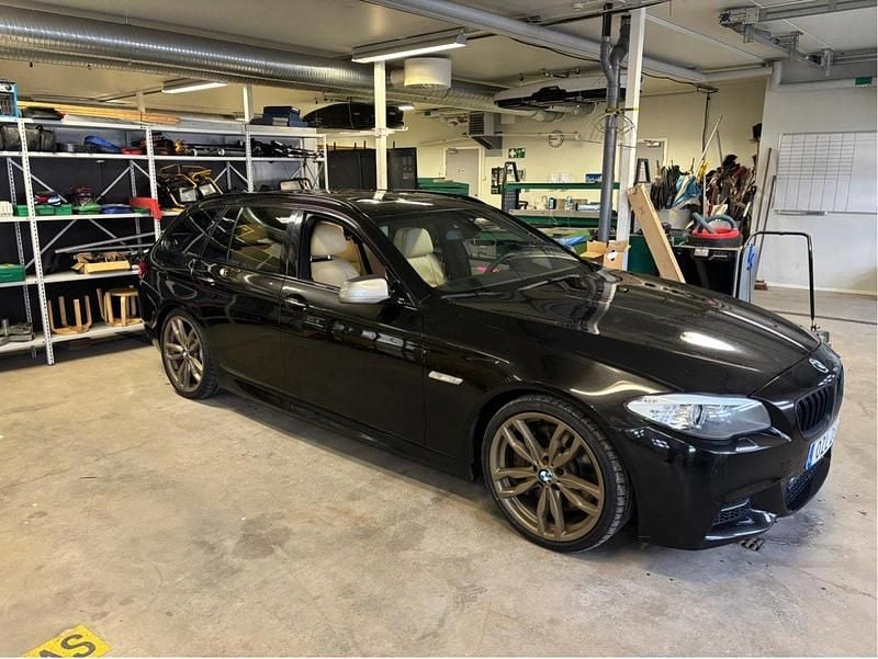 Svart Begagnad 2013 BMW M550 Sedan | 230 000 kr (Bra pris) - Bild 1/4