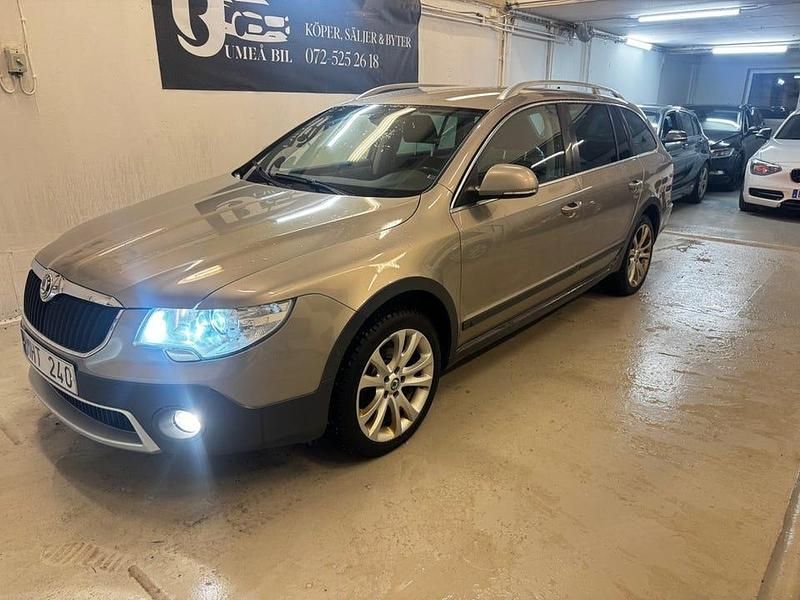 Brun Begagnad 2012 Skoda Superb Elegance Kombi | 65 900 kr (Marknadspris) - Bild 1/4