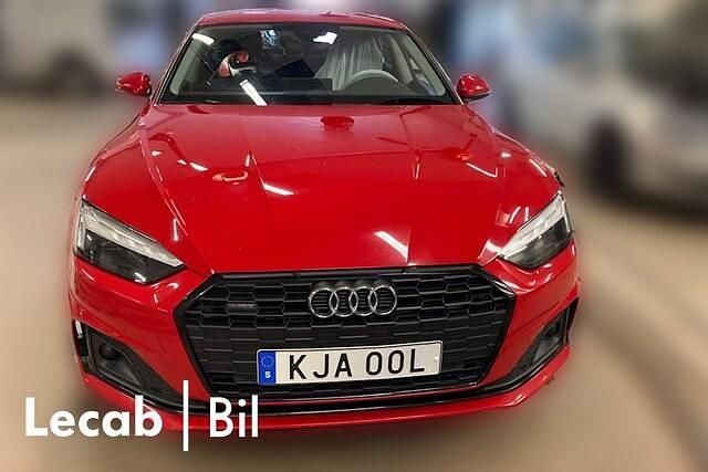 Tangoröd metallic Begagnad 2022 Audi A5 Sportback Advanced Plus Halvkombi | 359 500 kr (Marknadspris) - Bild 1/1