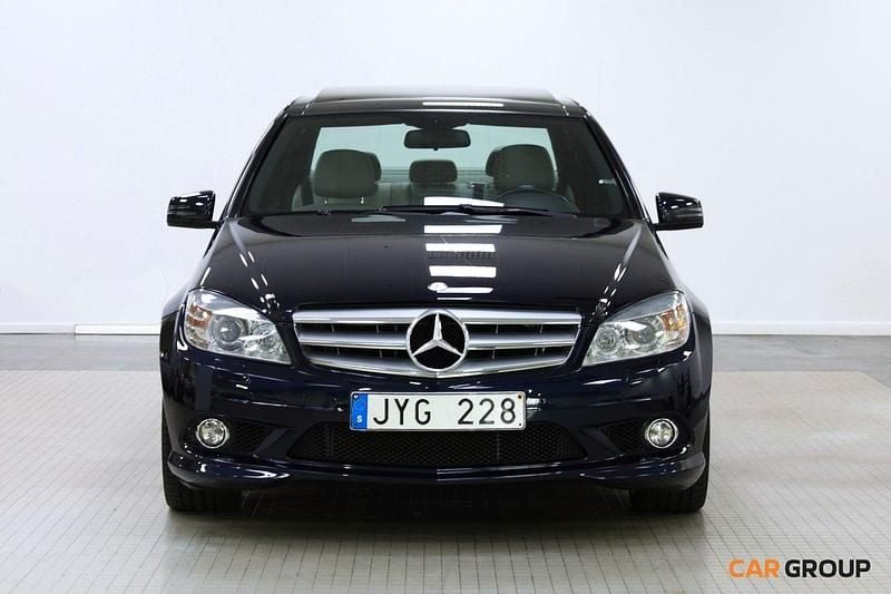 Mörkblå (blå) Begagnad 2010 Mercedes C250 AMG Sedan | 129 900 kr - Bild 1/4