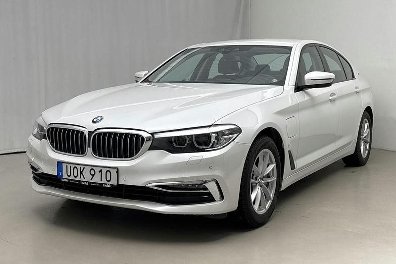 Vit Begagnad 2019 BMW 530 iPerformance Sedan | 284 000 kr (Superpris) - Bild 1/4