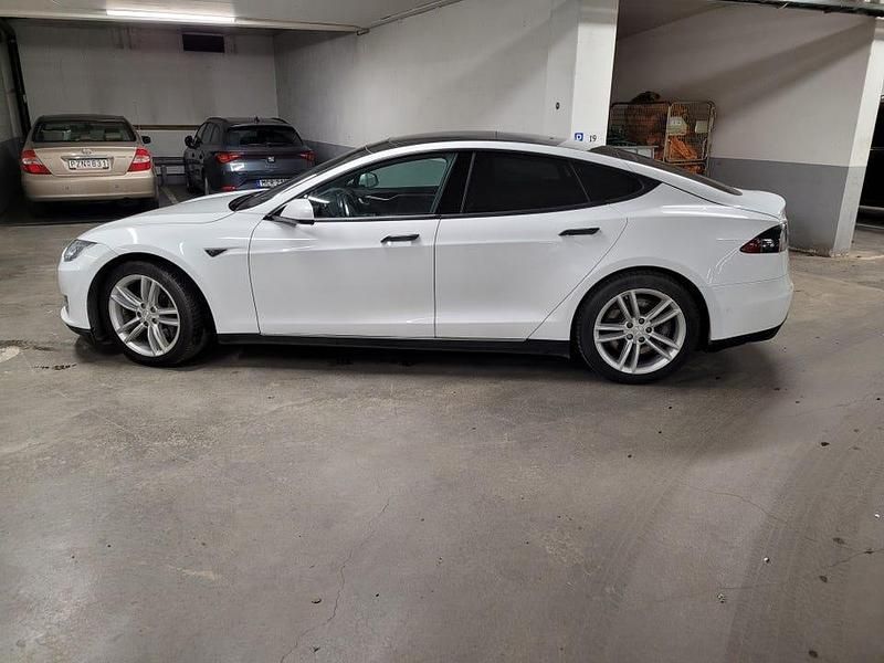 Begagnad 2016 Tesla Model S Halvkombi | 220 000 kr - Bild 1/4
