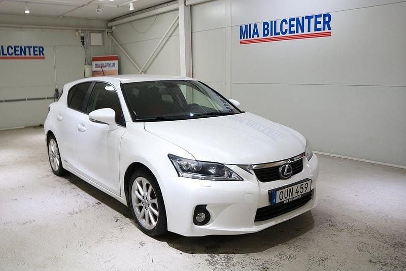 Vit Begagnad 2011 Lexus CT200h Sport Line Halvkombi | 109 000 kr (Marknadspris) - Bild 1/4