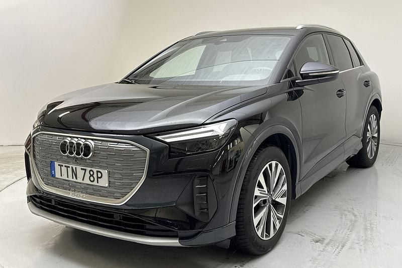 Svart Begagnad 2024 Audi Q4 e-tron Advanced SUV | 469 000 kr (Marknadspris) - Bild 1/4