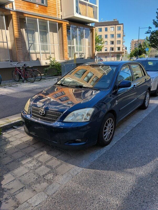 Blå Begagnad 2003 Toyota Corolla Halvkombi | 29 000 kr (Marknadspris) - Bild 1/1
