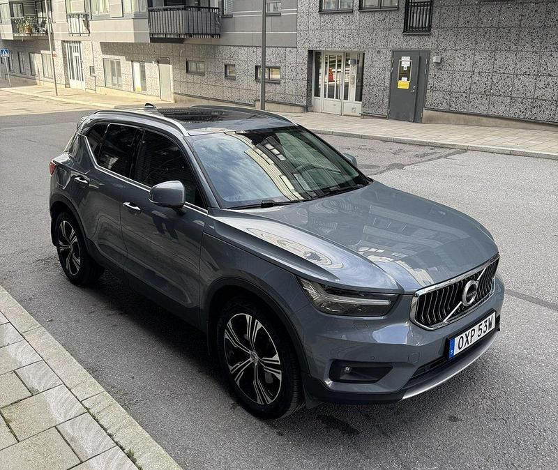 Grå Begagnad 2021 Volvo XC40 Inscription SUV | 345 000 kr (Marknadspris) - Bild 1/4