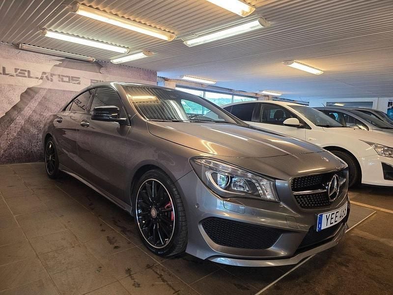 Mörkgrå (grå) Begagnad 2016 Mercedes CLA200 AMG Sportkupé | 199 900 kr (Marknadspris) - Bild 1/4