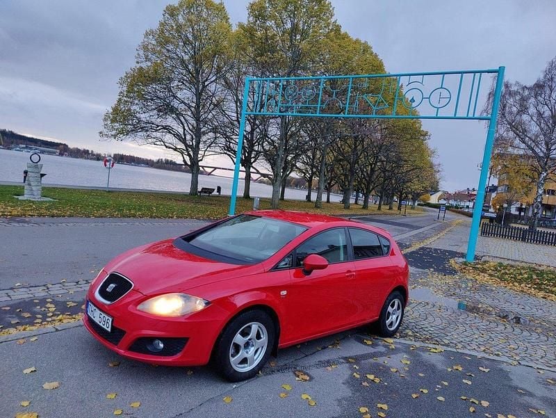 Röd Begagnad 2012 Seat Leon Style Halvkombi | 48 900 kr (Superpris) - Bild 1/4