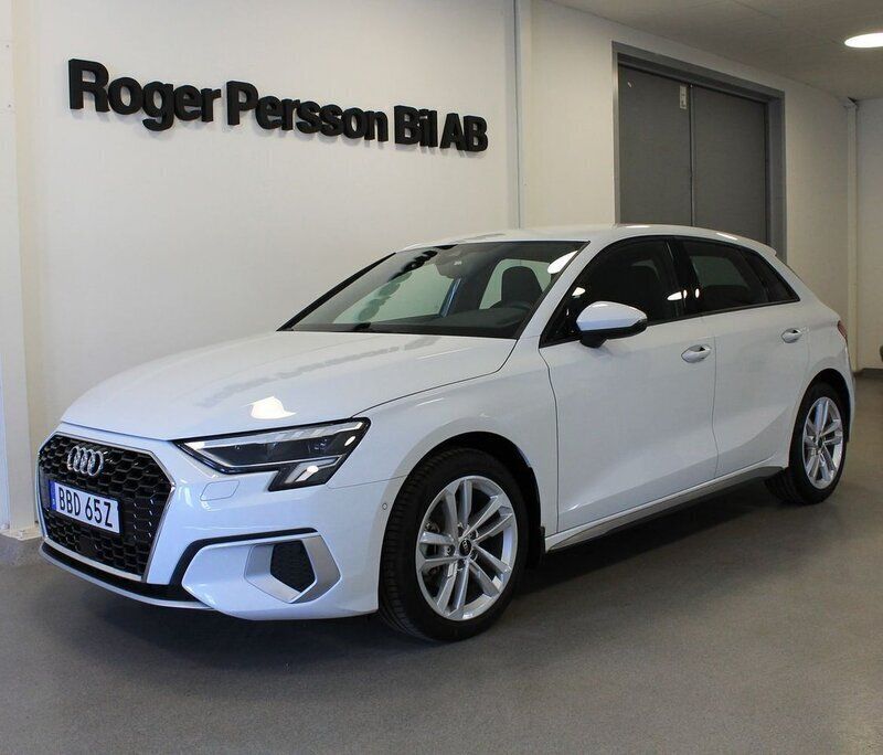 Vit Begagnad 2023 Audi A3 Sportback Proline Halvkombi | 299 000 kr (Lite dyr) - Bild 1/4