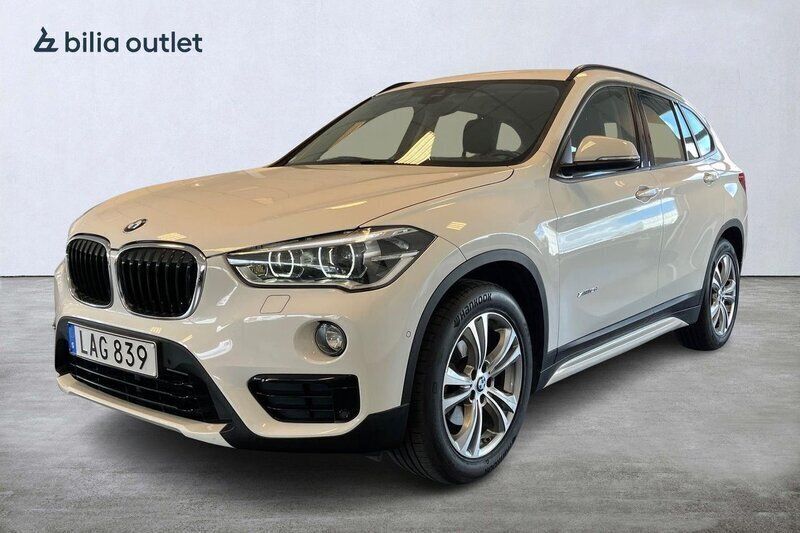 Vit Begagnad 2016 BMW X1 Sport Line SUV | 229 900 kr (Marknadspris) - Bild 1/3