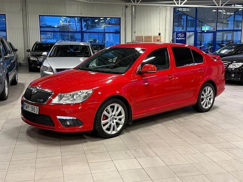 Röd Begagnad 2011 Skoda Octavia RS Halvkombi | 59 900 kr (Marknadspris) - Bild 1/4