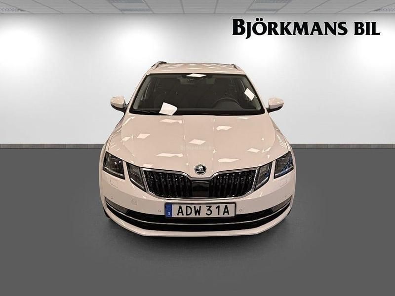Begagnad Skoda Octavia Style 150 HK (110 kW) 2019 Vit Kombi