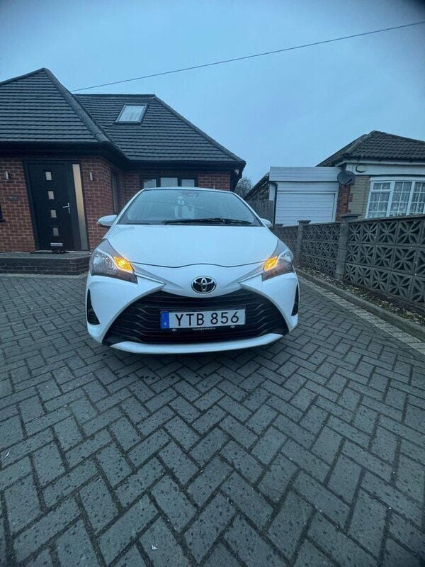Vit Begagnad 2018 Toyota Yaris Halvkombi | 72 900 kr - Bild 1/4