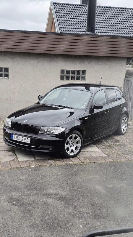 Svart Begagnad 2009 BMW 116 Advantage Halvkombi | 37 000 kr (Superpris) - Bild 1/4