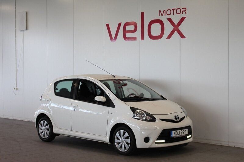 Vit Begagnad 2014 Toyota Aygo Halvkombi | 49 900 kr (Marknadspris) - Bild 1/4