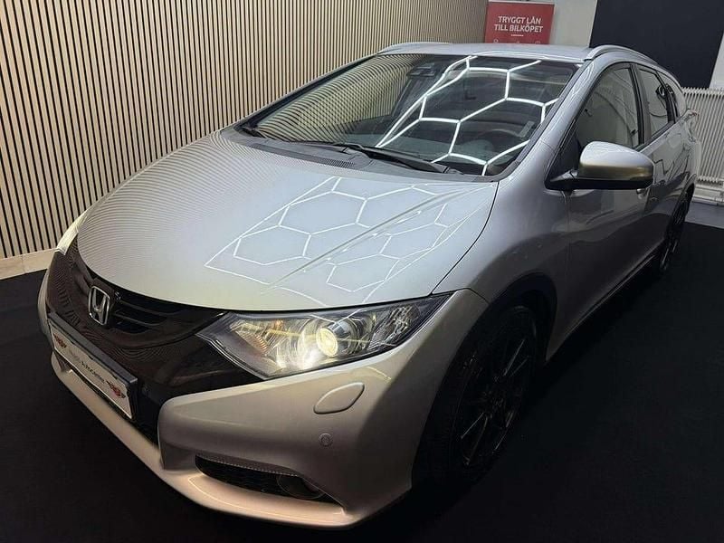 Silver Begagnad 2014 Honda Civic Executive Kombi | 129 900 kr (Bra pris) - Bild 1/4