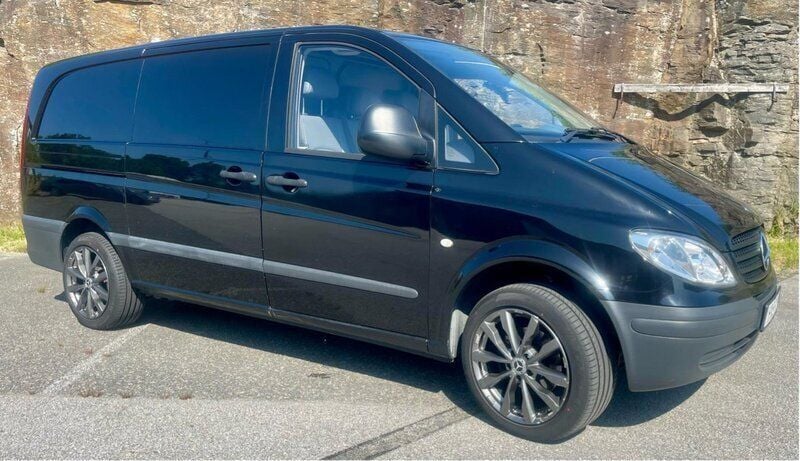 Svart Begagnad 2009 Mercedes Vito Minibuss | 55 000 kr (Marknadspris) - Bild 1/4