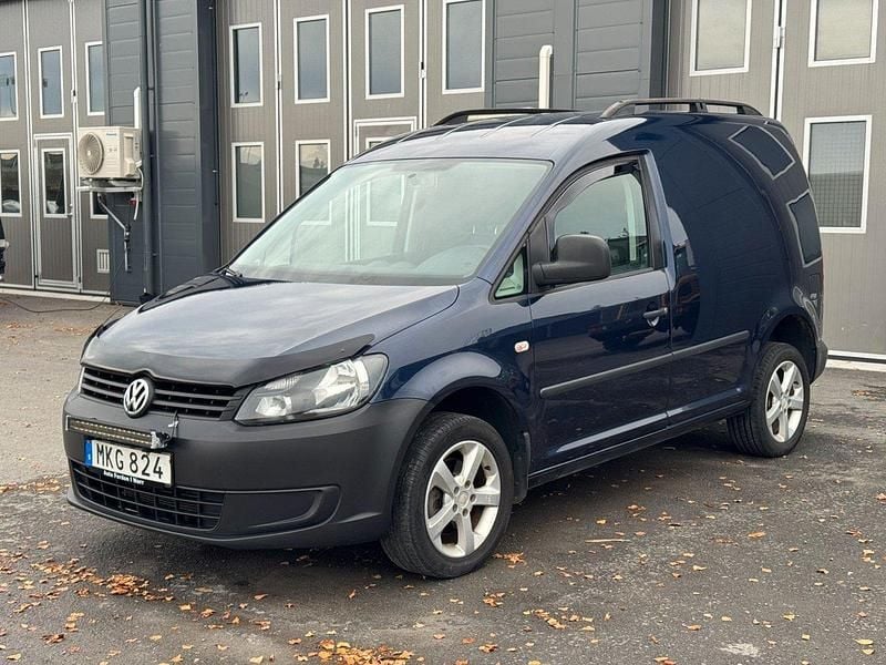 Mörkblå (blå) Begagnad 2014 VW Caddy Minibuss | 104 900 kr (Lite dyr) - Bild 1/4
