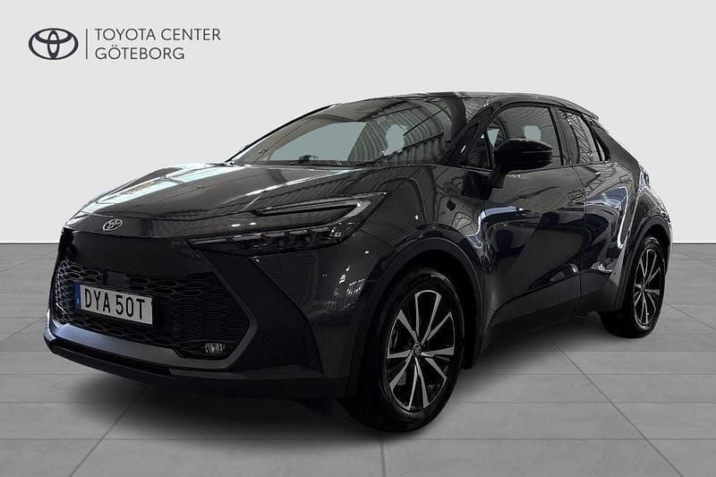 Mörkgrå (grå) Begagnad 2024 Toyota C-HR+ Style SUV | 409 900 kr (Marknadspris) - Bild 1/3