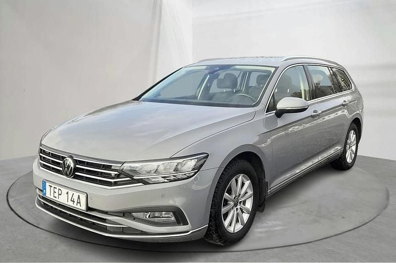 Grå Begagnad 2024 VW Passat | 329 000 kr (Bra pris) - Bild 1/4
