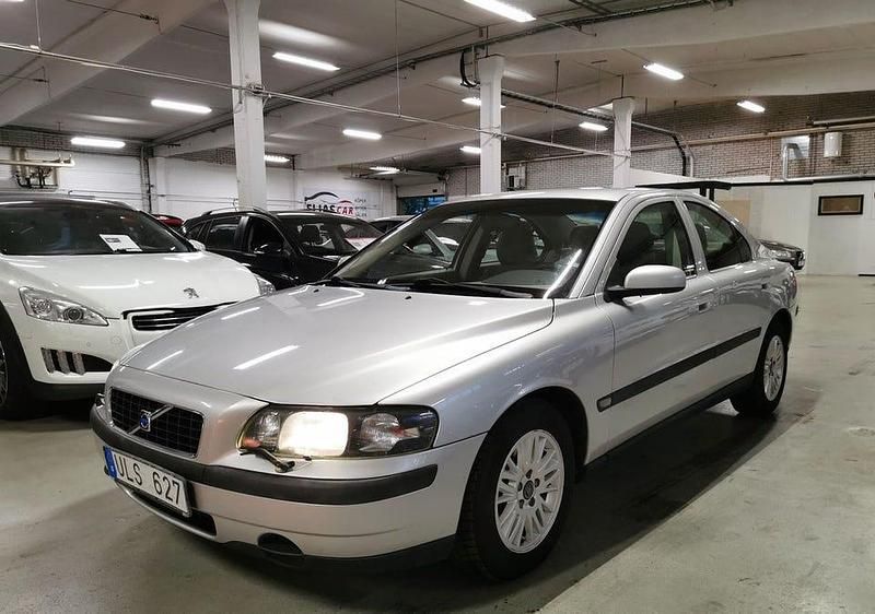 Ljusgrå Begagnad 2003 Volvo S60 Sedan | 49 900 kr (Marknadspris) - Bild 1/4