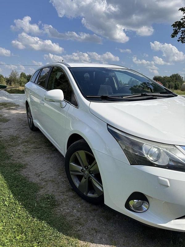 Vit Begagnad 2015 Toyota Avensis Edition Kombi | 125 000 kr (Bra pris) - Bild 1/4