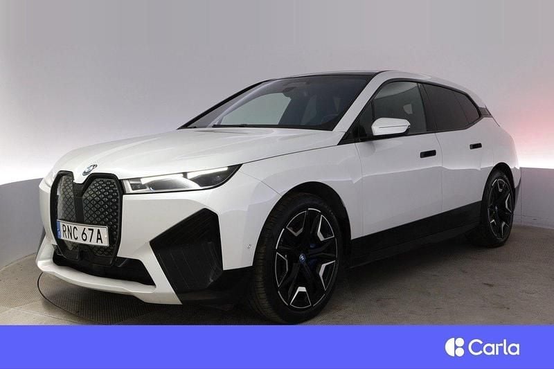 Vit Begagnad 2022 BMW iX Sport Line SUV | 547 900 kr (Marknadspris) - Bild 1/4