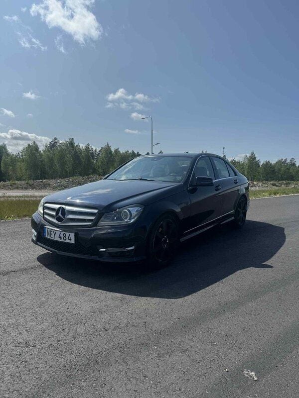 Mörkblå Begagnad 2012 Mercedes C220 Avantgarde Sedan | 94 000 kr (Marknadspris) - Bild 1/4
