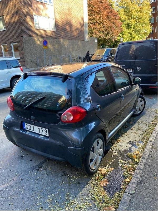 Grå Begagnad 2007 Toyota Aygo Halvkombi | 10 000 kr (Marknadspris) - Bild 1/4
